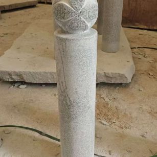 遂宁 芝麻白花岗岩石材挡车石柱、停车柱、圆柱挡车柱、方柱挡车柱等