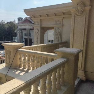 遂宁 黄金麻别墅外墙干挂雕花配合阳台栏杆花瓶柱