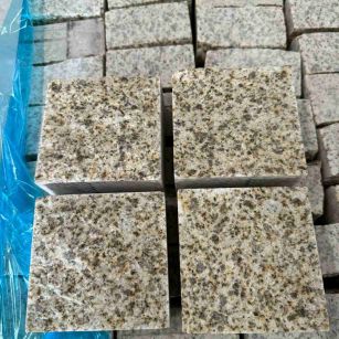 遂宁 黄金麻花岗岩自然面小方块，弹石，马蹄石等