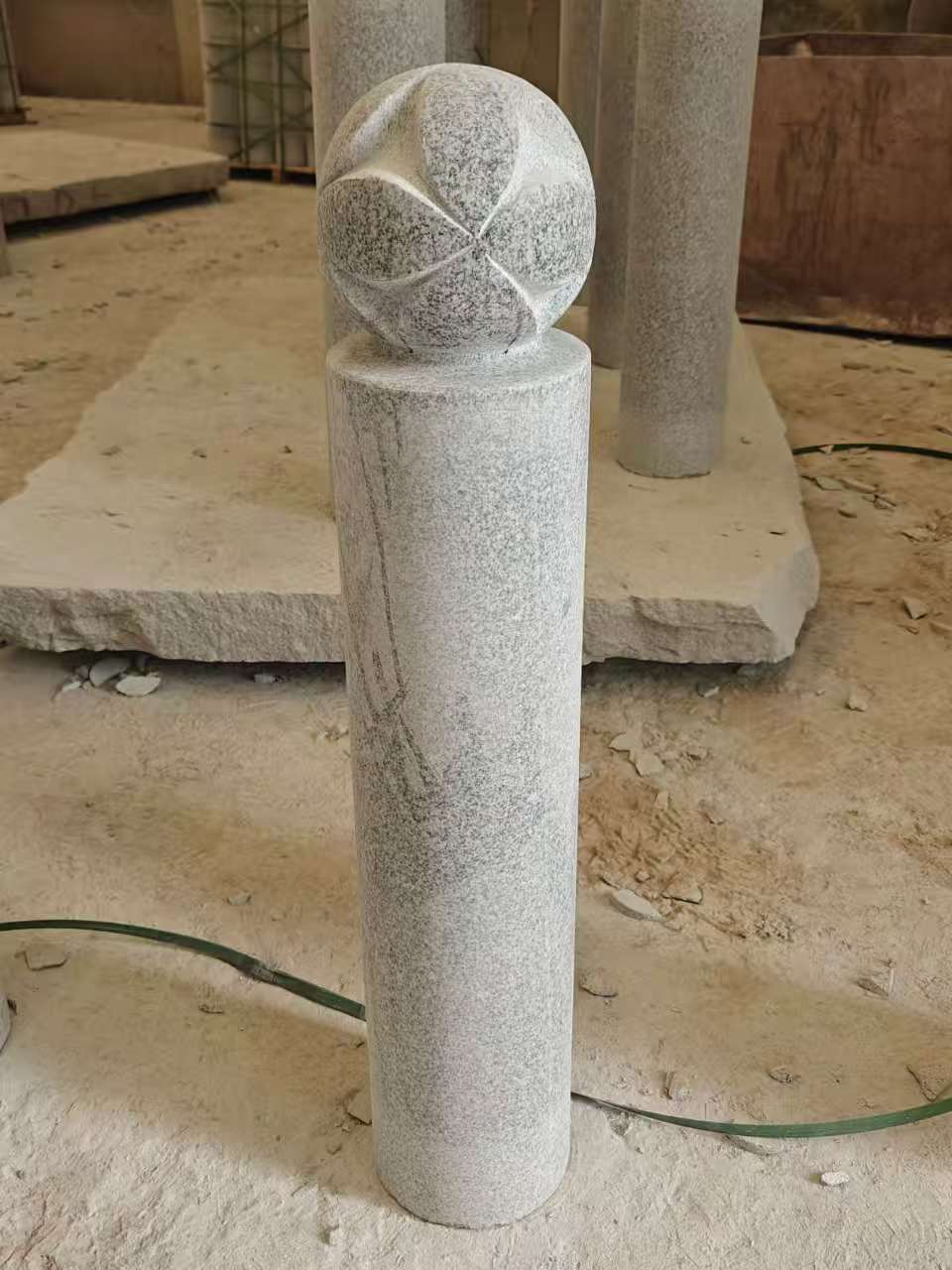 遂宁 芝麻白花岗岩石材挡车石柱、停车柱、圆柱挡车柱、方柱挡车柱等