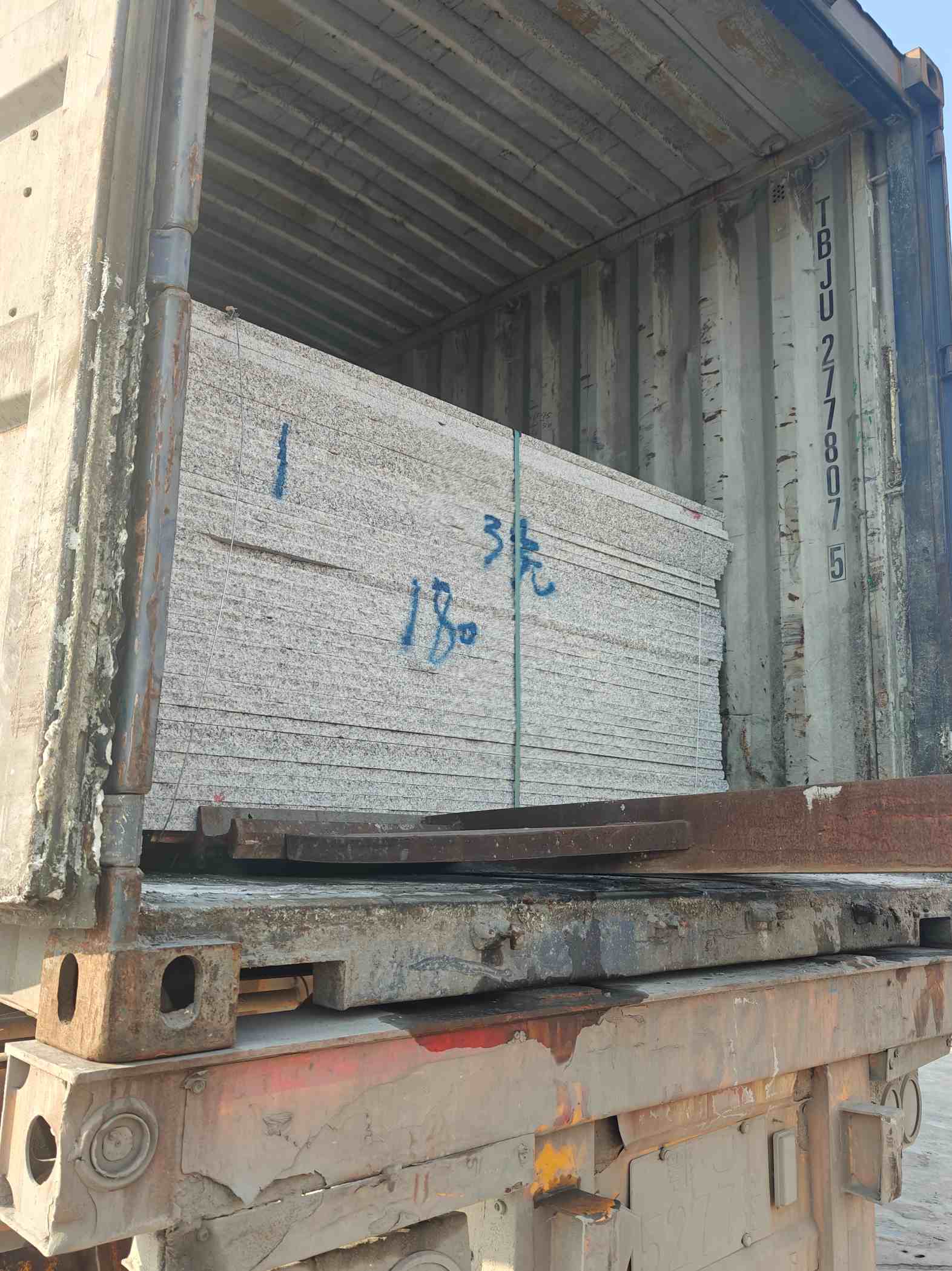 遂宁 芝麻白花岗岩石材3.0公分光面毛板装柜出货