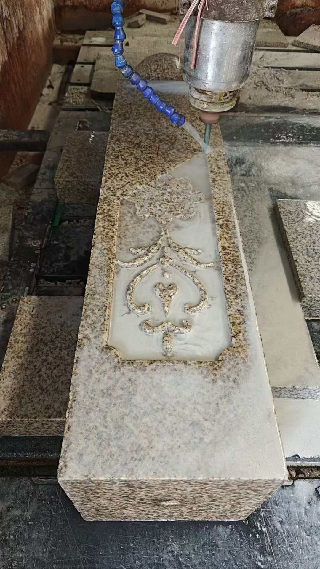 遂宁 黄金麻花岗岩异形加工雕刻栏杆大柱