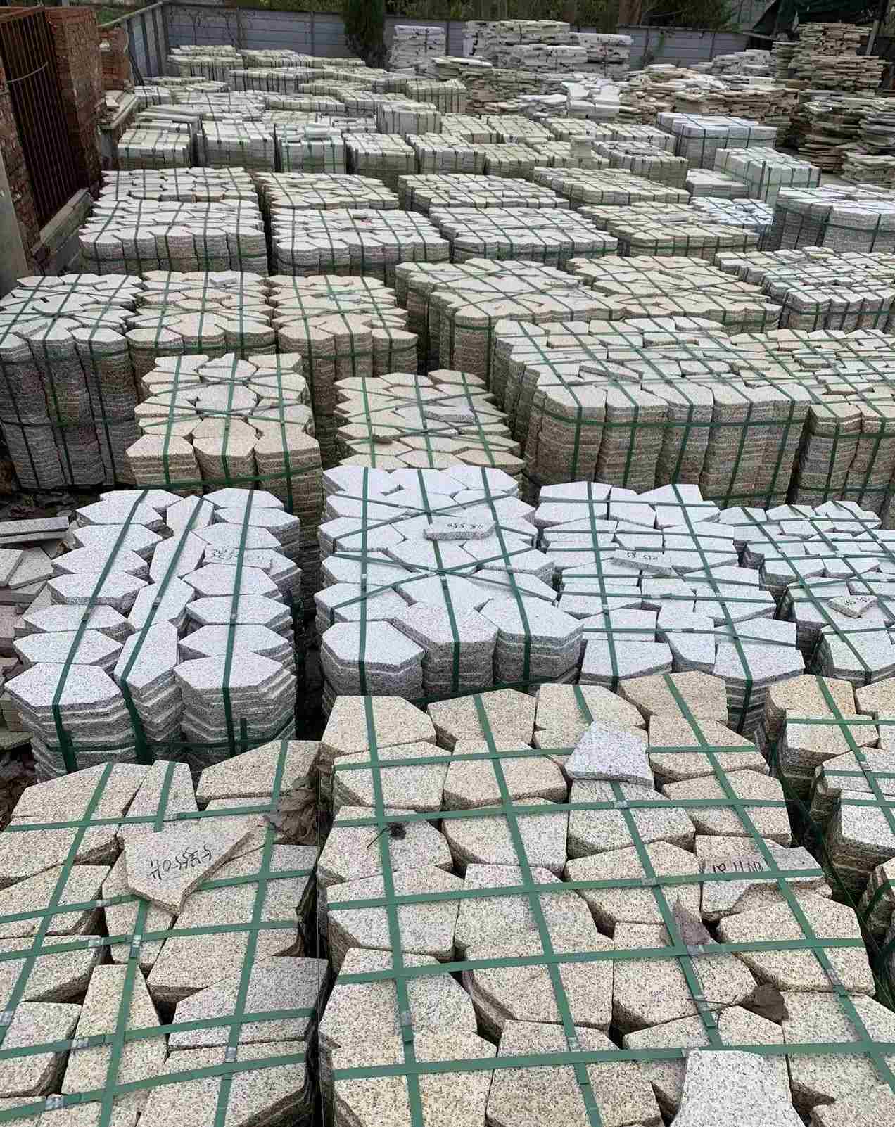 遂宁 黄金麻白麻花岗岩荔枝面地铺石(冰裂纹)