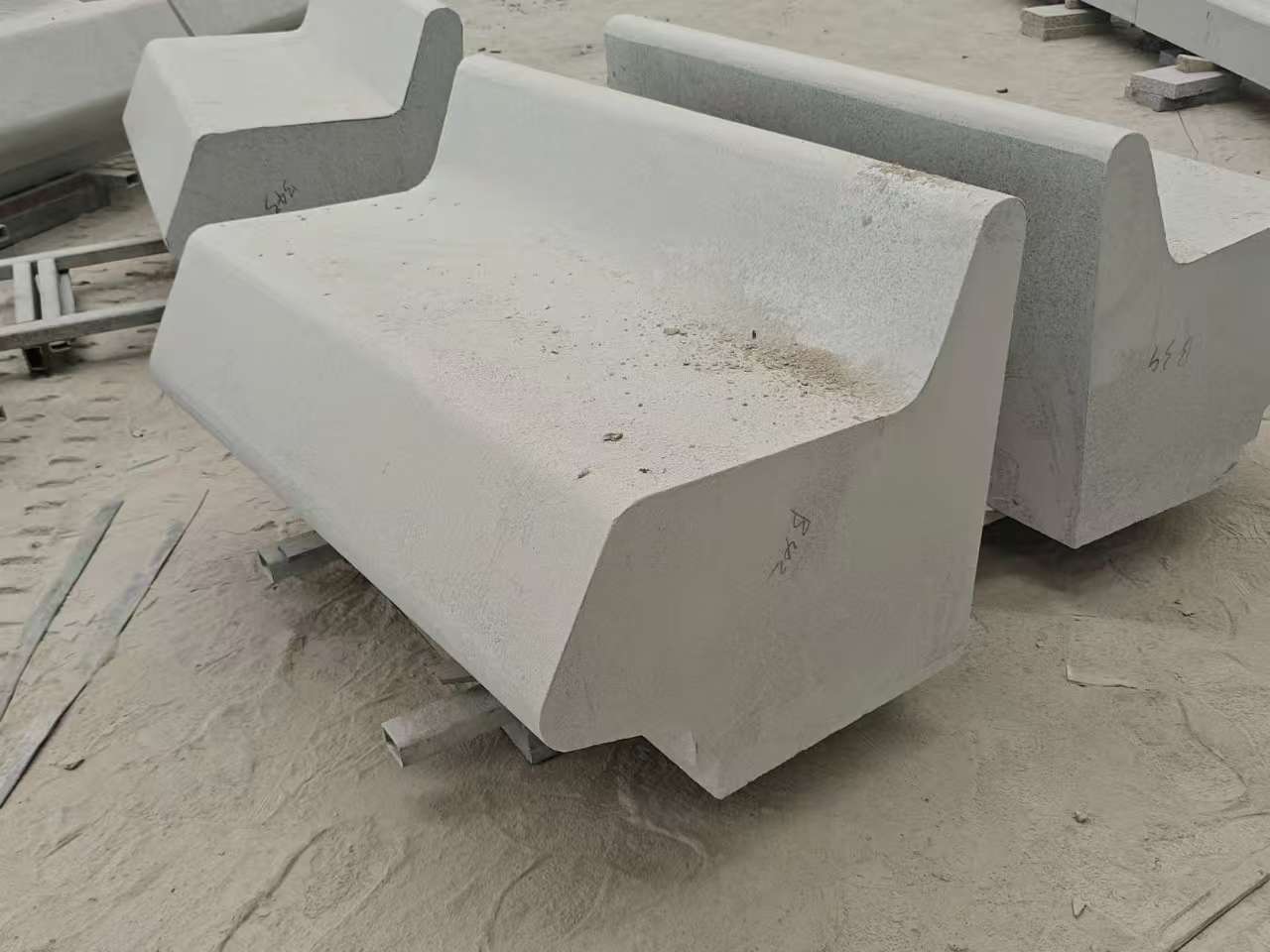 遂宁 芝麻白花岗岩异形坐凳，石凳