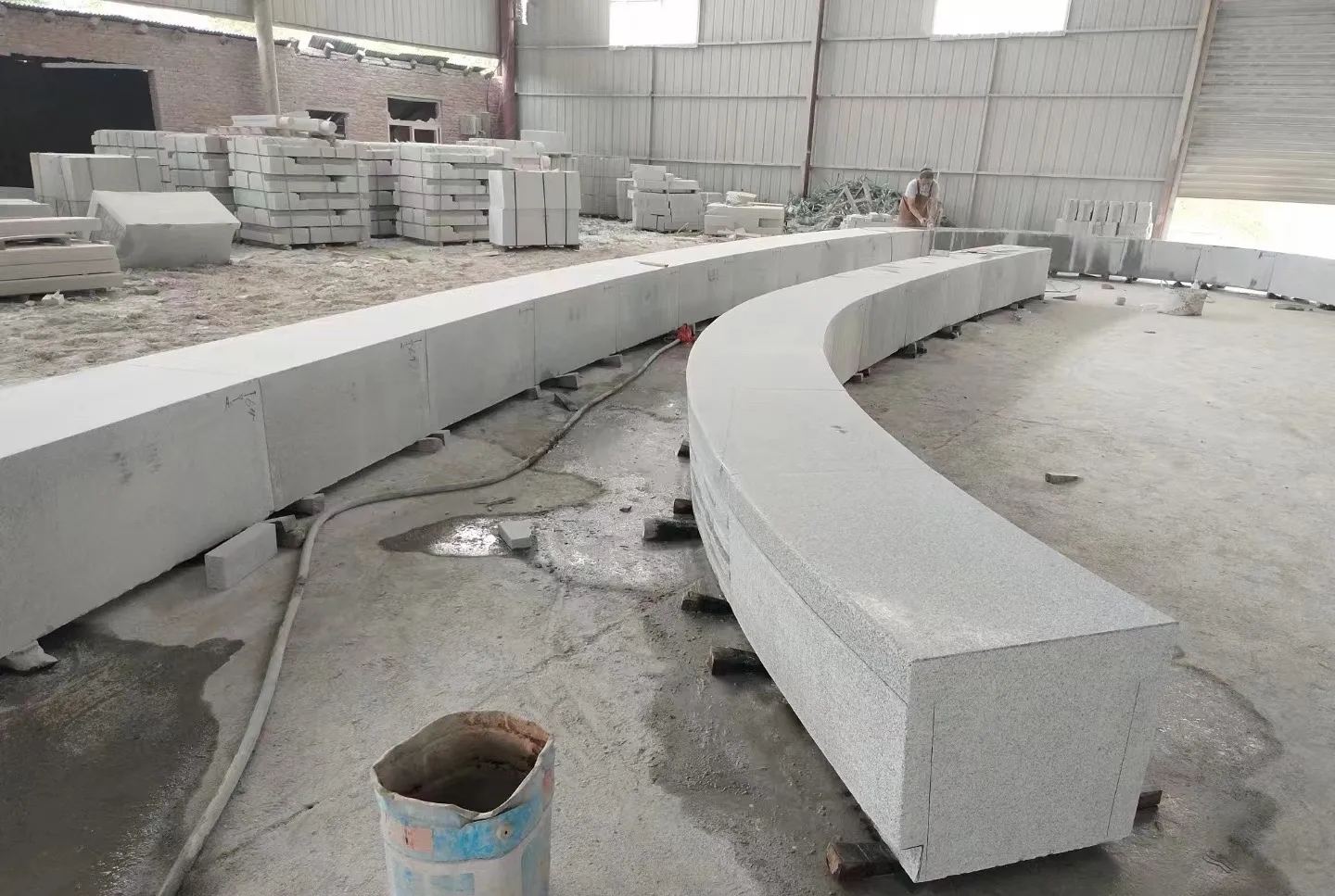 遂宁芝麻白花岗岩石板材 园林光面弧形坐凳