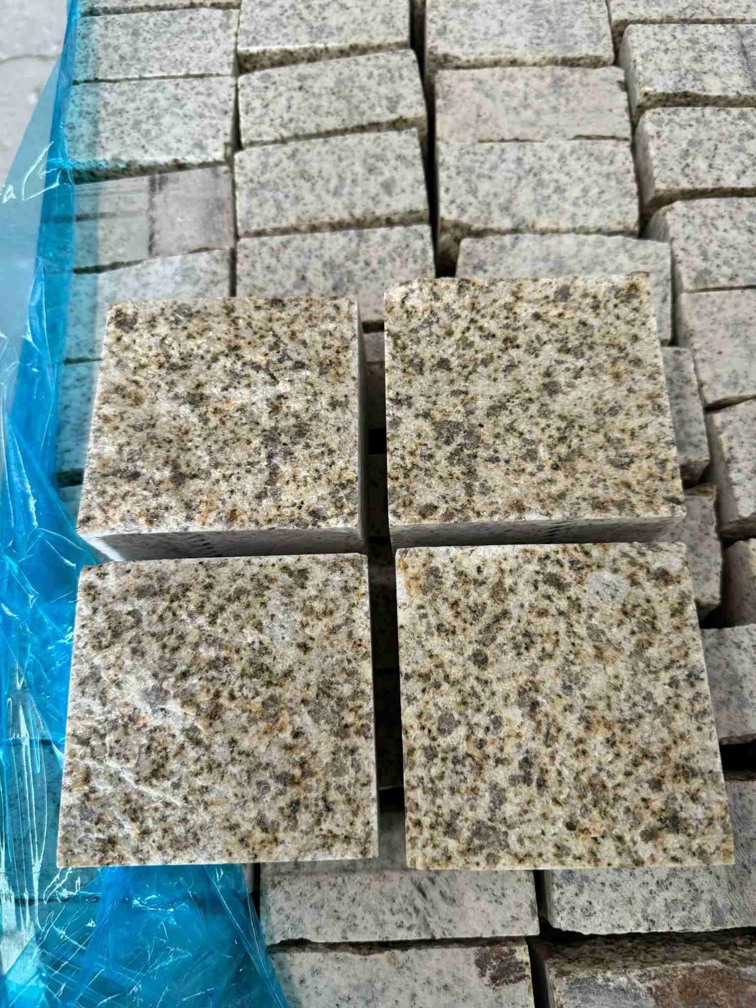 遂宁 黄金麻花岗岩自然面小方块，弹石，马蹄石等