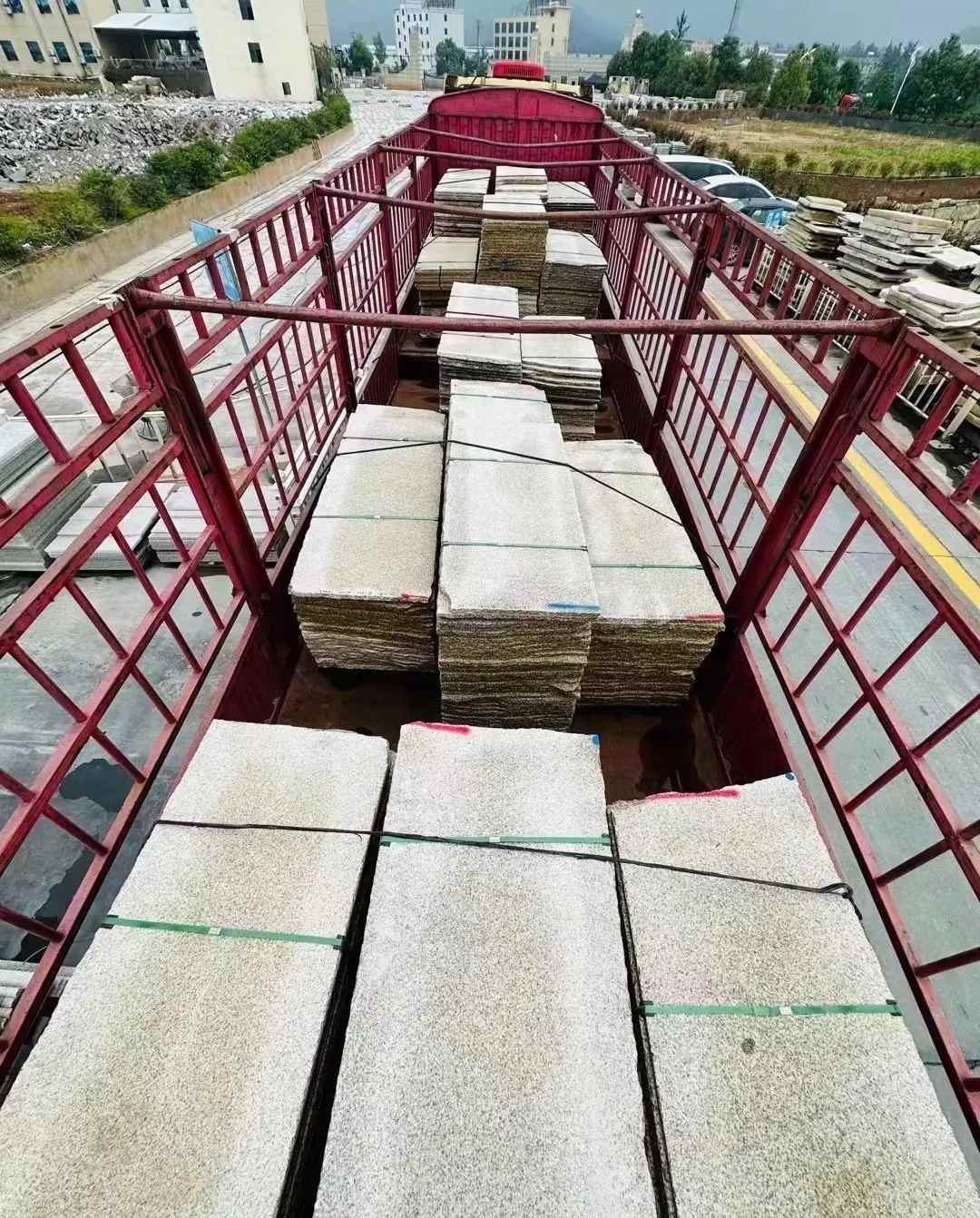 遂宁 黄金麻花岗岩荔枝面，光面毛板装车完成