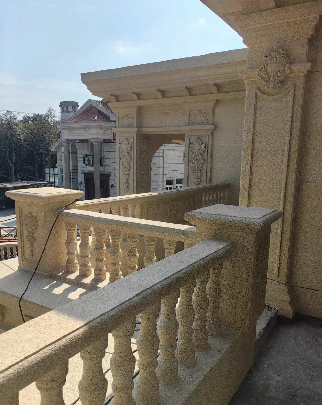 遂宁 黄金麻别墅外墙干挂雕花配合阳台栏杆花瓶柱