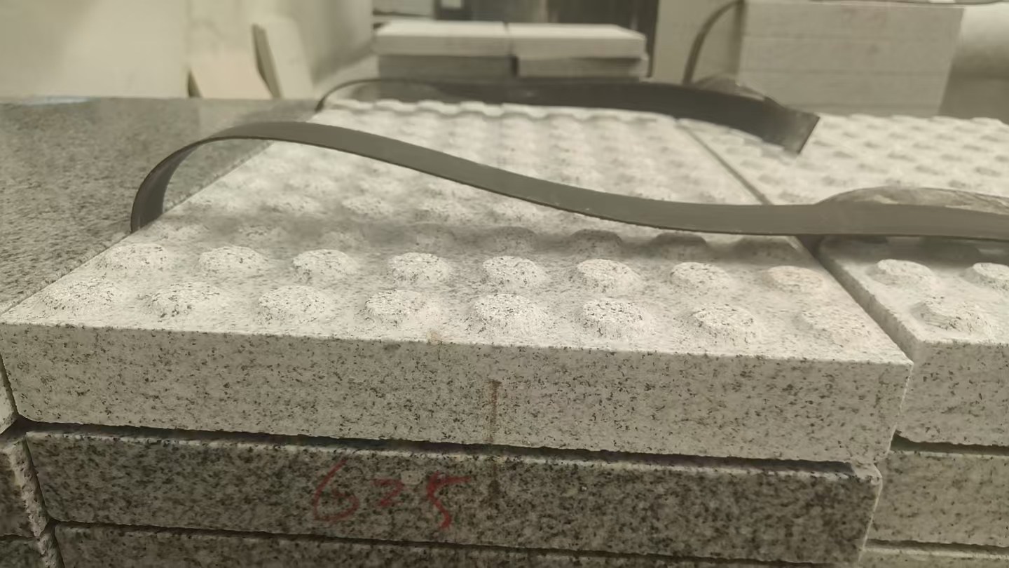 遂宁 芝麻白花岗岩6.0公分荔枝面五轴加工雕刻盲点