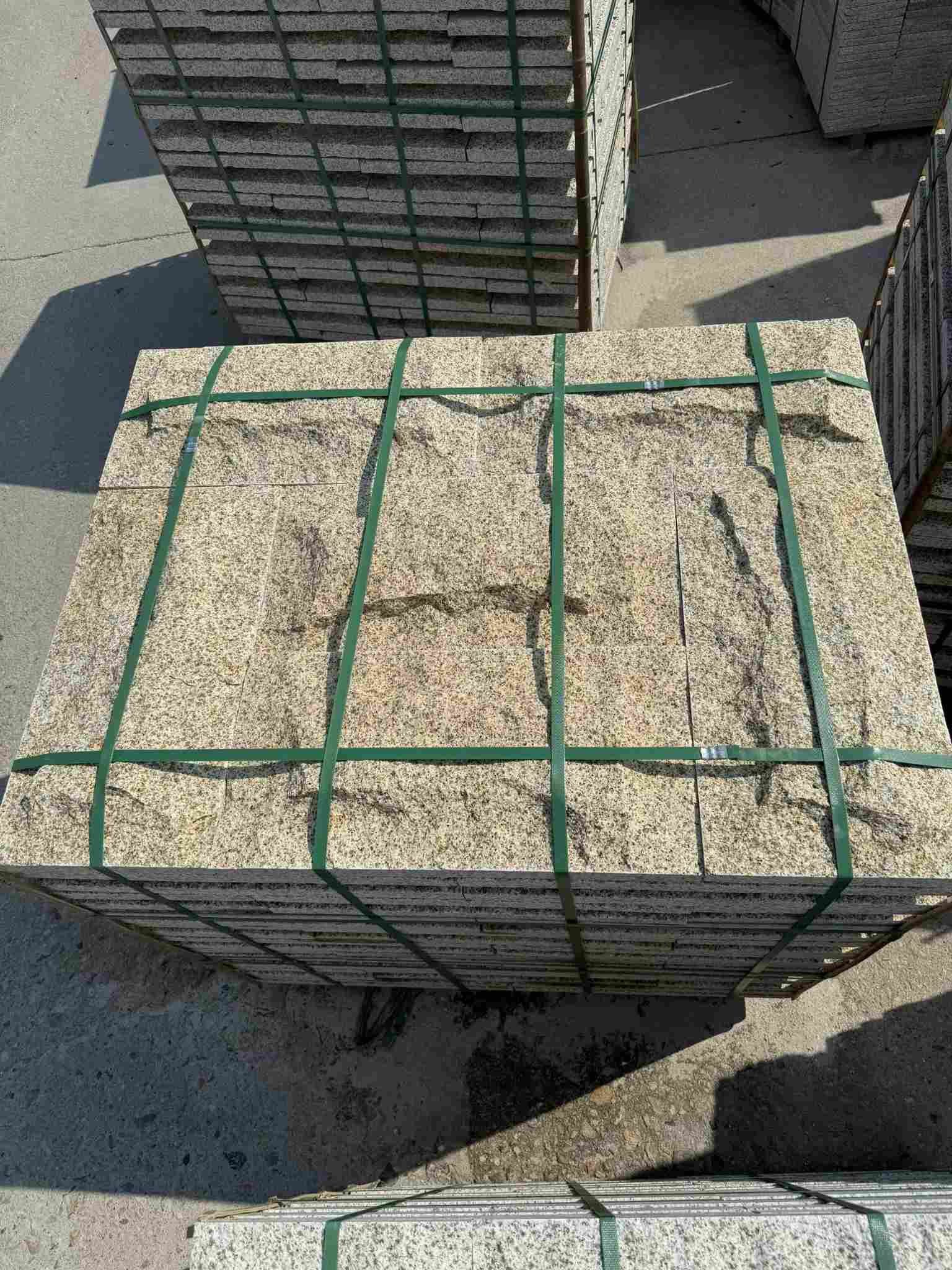 遂宁 黄金麻花岗岩石材自然面蘑菇石成品