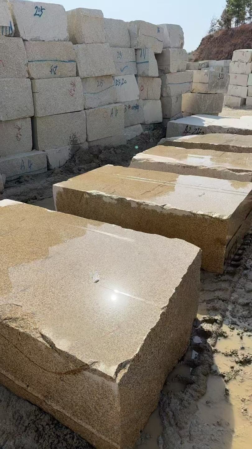 遂宁 黄金麻方料堆场洗料分选中，原材料充足