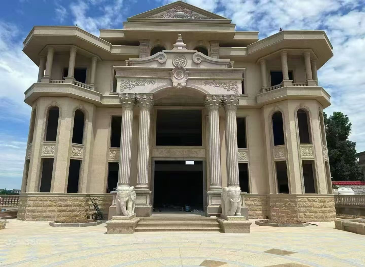 遂宁 黄金麻别墅外墙干挂，大柱，大象，蘑菇石，雕花板