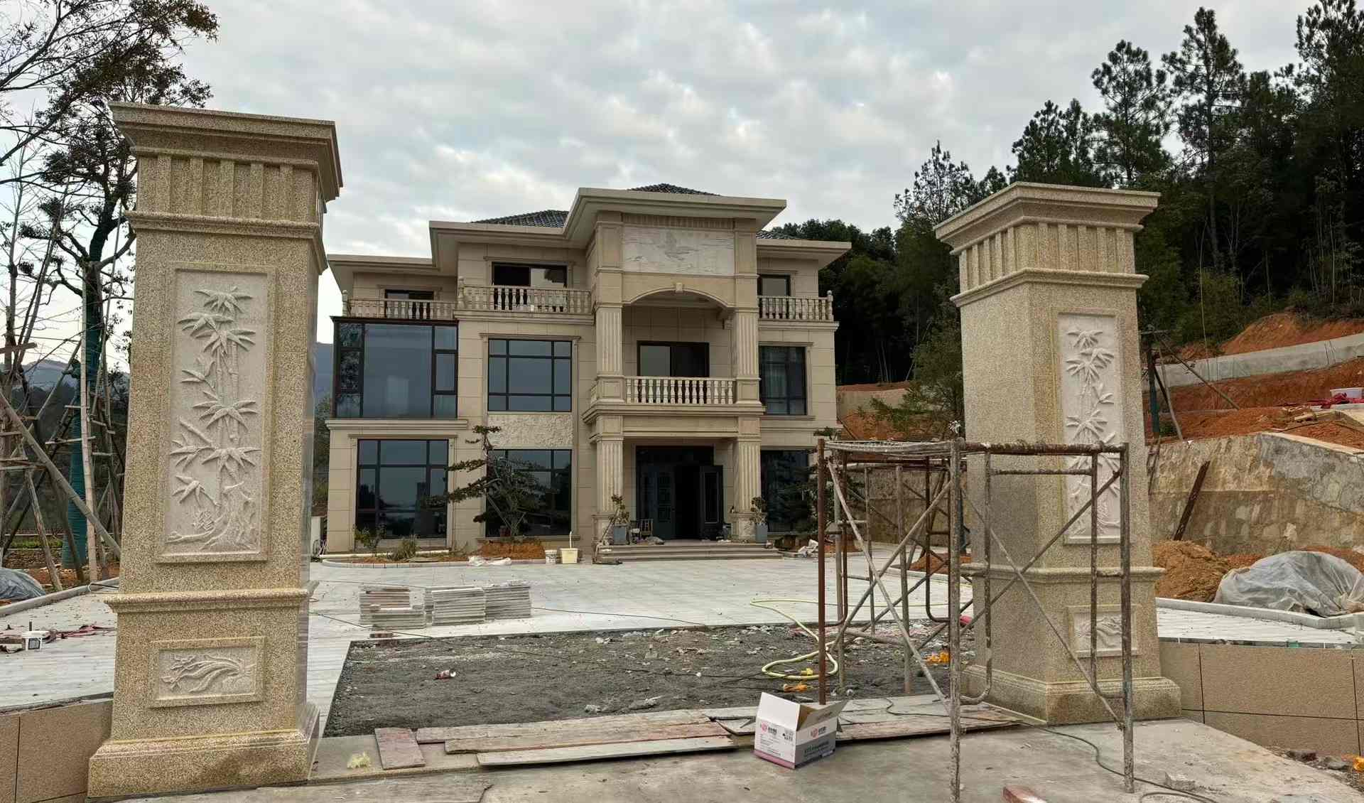 遂宁 黄金麻花岗岩别墅雕花外墙干挂配上门口雕花罗马柱