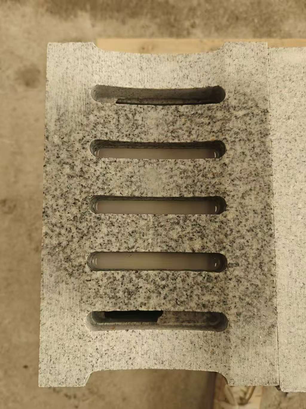 遂宁 芝麻白拉丝面花岗岩U型开槽排水槽